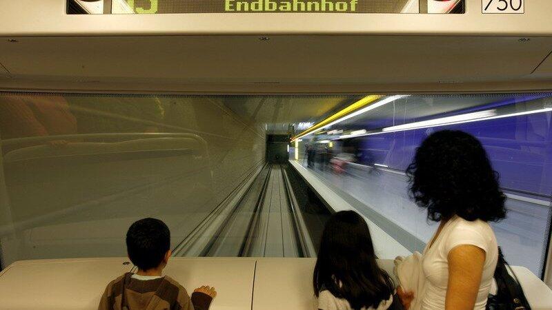 An der Frontscheibe mit direktem Blick auf die Tunnelstrecke steht ein Frau mit ihren zwei Kindern am 04.05.2008 in N&uuml;rnberg (Bayern) in der ersten vollautomatischen U-Bahn. Am 22.02.2016 wird am Flughafen M&uuml;nchen eine vollautomatische u-Bahn vorgestellt, die Terminals miteinander verbindet.