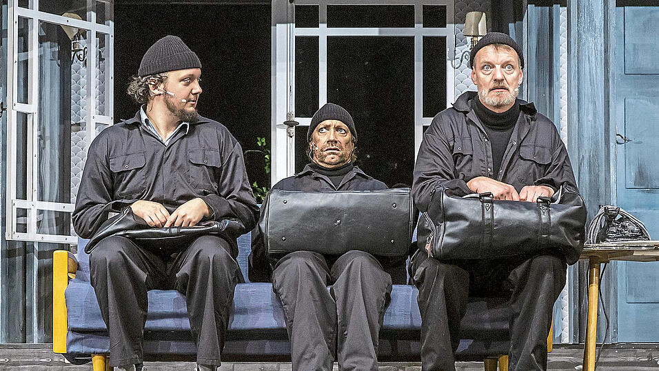 Szene aus 'Der nackte Wahnsinn', kürzlich in Straubing aufgeführte Komödie des Landestheaters Niederbayern. Jetzt ist allerdings die Ankündigung der Landshuter Stadtregierung, die dort überfällige Theatersanierung weiter zu verschieben und damit den Bestand des Landestheaters Niederbayern zu gefährden, nichts anderes als kulturpolitisch 'der nackte Wahnsinn'. Foto: Peter Litvai Szene aus 'Der nackte Wahnsinn', kürzlich in Straubing aufgeführte Komödie des Landestheaters Niederbayern. Jetzt ist allerdings die Ankündigung der Landshuter Stadtregierung, die dort überfällige Theatersanierung weiter zu verschieben und damit den Bestand des Landestheaters Niederbayern zu gefährden, nichts anderes als kulturpolitisch 'der nackte Wahnsinn'. Foto: Peter Litvai