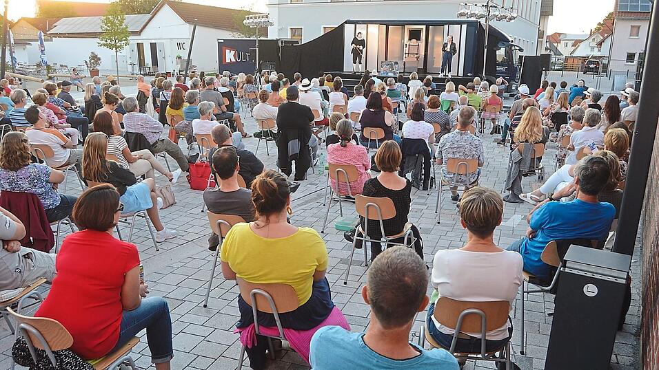 Zur Abendvorstellung war kein Stuhl mehr zu ergattern, durften doch nur 200 Personen auf den Kirchplatz kommen.