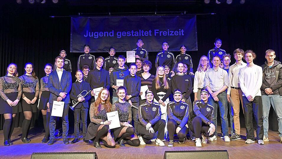 Die Gewinner des Wettbewerbs 'Jugend gestaltet Freizeit' zeigten ihr Können vor vielen Gästen. Die Gewinner des Wettbewerbs 'Jugend gestaltet Freizeit' zeigten ihr Können vor vielen Gästen.