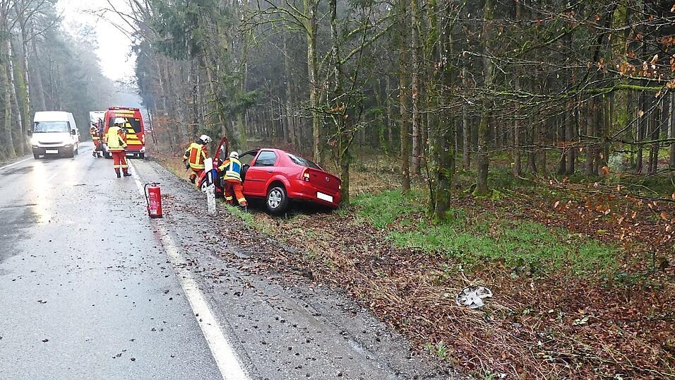 Das Auto blieb an einer Böschung hängen.