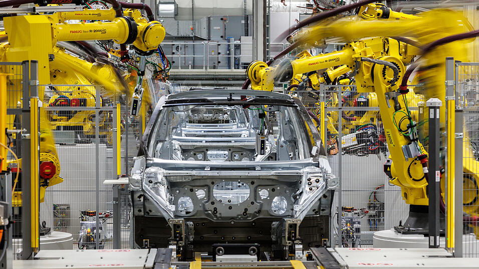 Im Karosseriebau nehmen die Fahrzeuge Form an. Im Karosseriebau nehmen die Fahrzeuge Form an.