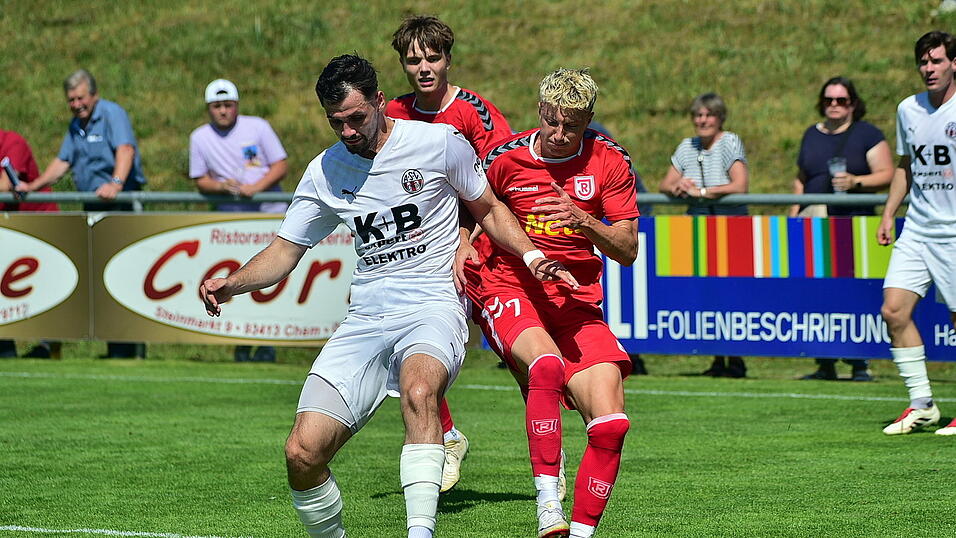 Lucas Chrubasik (in Wei&szlig;) ist f&uuml;r die Relegation rechtzeitig fit geworden. Der Offensiv-Allrounder ist f&uuml;r das Spiel des ASV enorm wichtig.
