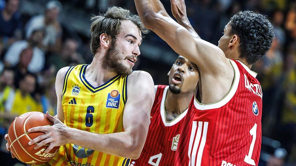 Albas Malte Delow im Duell mit Oscar da Silva. Albas Malte Delow im Duell mit Oscar da Silva.