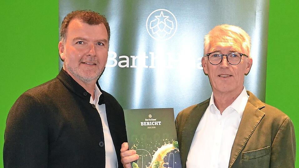 Stephan Schinagl (links), Einkaufsleiter bei BarthHaas, und der Autor Heinrich Meier stellten den BarthHaas-Bericht 2025/2026 vor. Stephan Schinagl (links), Einkaufsleiter bei BarthHaas, und der Autor Heinrich Meier stellten den BarthHaas-Bericht 2025/2026 vor.