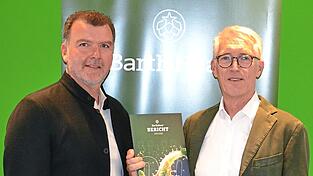 Stephan Schinagl (links), Einkaufsleiter bei BarthHaas, und der Autor Heinrich Meier stellten den BarthHaas-Bericht 2025/2026 vor. Stephan Schinagl (links), Einkaufsleiter bei BarthHaas, und der Autor Heinrich Meier stellten den BarthHaas-Bericht 2025/2026 vor.