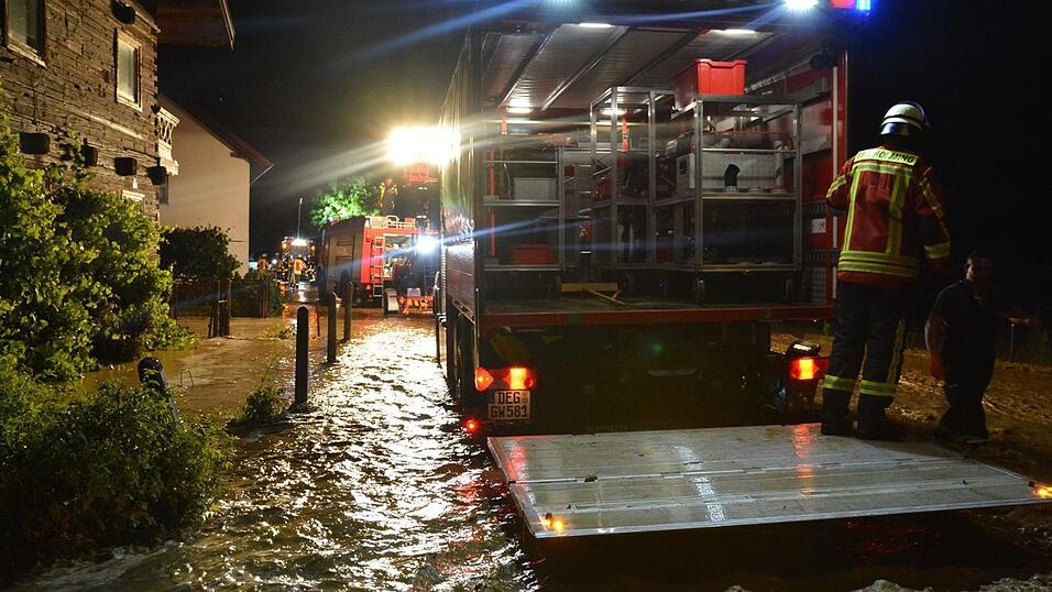 Auch im Landkreis Deggendorf waren die Feuerwehren die Nacht über im Dauereinsatz. Auch im Landkreis Deggendorf waren die Feuerwehren die Nacht über im Dauereinsatz.