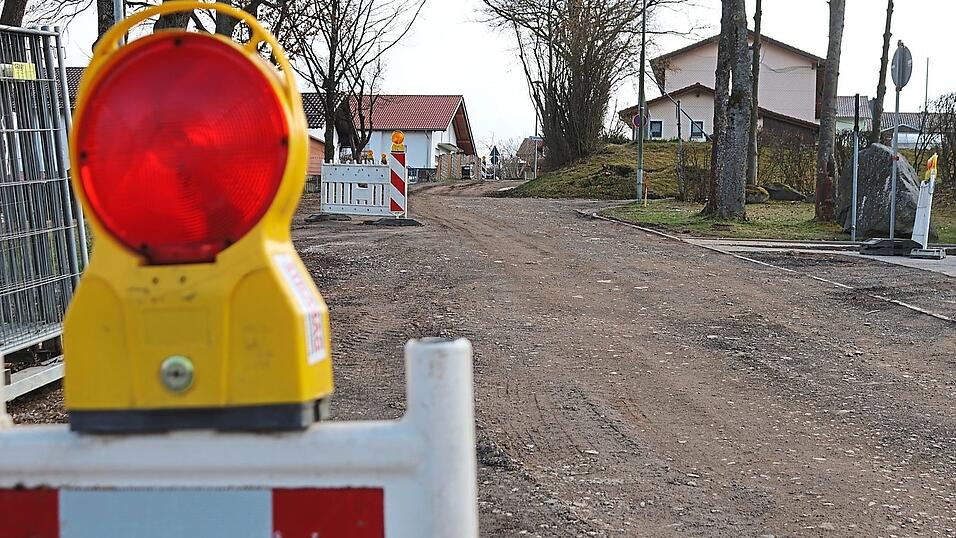 Die Sanierung der Schulstraße mit Kanalerneuerung und Kanalneubau zum künftigen Baugebiet kostet die Gemeinde Michelsneukirchen über eine Million Euro. Aufgrund Investitionen wie dieser ist eine immense Neuverschuldung im Rekordhaushalt 2025 vorgesehen. Die Sanierung der Schulstraße mit Kanalerneuerung und Kanalneubau zum künftigen Baugebiet kostet die Gemeinde Michelsneukirchen über eine Million Euro. Aufgrund Investitionen wie dieser ist eine immense Neuverschuldung im Rekordhaushalt 2025 vorgesehen.
