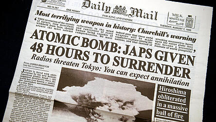 „Ihr könnt mit eurer Vernichtung rechnen“: Einen Tag nach dem Abwurf der Atombombe auf Hiroshima berichtet die britische Tageszeitung „Daily Mail“ triumphierend über die „fürchterlichste Waffe in der Geschichte“, die Japan zur Kapitulation zwingen soll. Doch was die Einwohner Hiroshimas erlitten, versuchte das U.S.-Militär danach geheim zu halten.
