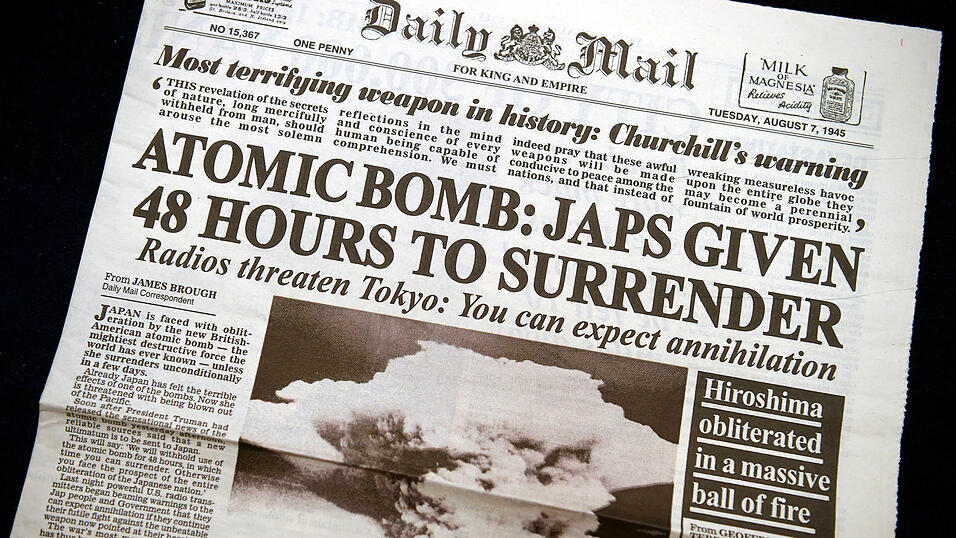 „Ihr könnt mit eurer Vernichtung rechnen“: Einen Tag nach dem Abwurf der Atombombe auf Hiroshima berichtet die britische Tageszeitung „Daily Mail“ triumphierend über die „fürchterlichste Waffe in der Geschichte“, die Japan zur Kapitulation zwingen soll. Doch was die Einwohner Hiroshimas erlitten, versuchte das U.S.-Militär danach geheim zu halten. „Ihr könnt mit eurer Vernichtung rechnen“: Einen Tag nach dem Abwurf der Atombombe auf Hiroshima berichtet die britische Tageszeitung „Daily Mail“ triumphierend über die „fürchterlichste Waffe in der Geschichte“, die Japan zur Kapitulation zwingen soll. Doch was die Einwohner Hiroshimas erlitten, versuchte das U.S.-Militär danach geheim zu halten.