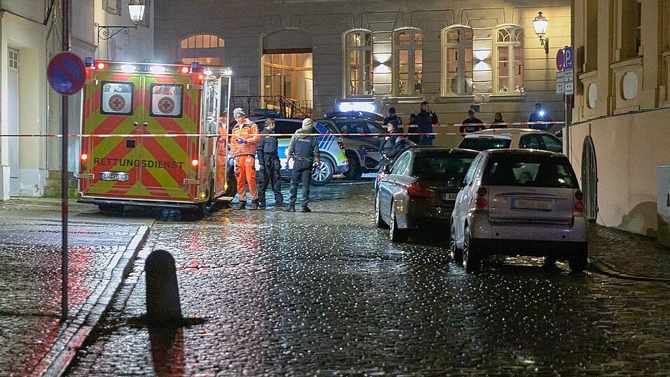 Mit einem Schuss ins Bein hat die Polizei in Ansbach am Samstag einen 47-Jährigen gestoppt, der ein Messer bei sich gehabt haben soll.