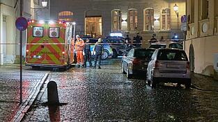 Mit einem Schuss ins Bein hat die Polizei in Ansbach am Samstag einen 47-Jährigen gestoppt, der ein Messer bei sich gehabt haben soll.