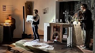 Das letzte Lied vor den Zugaben: Hier gab es keine Wortpräsentation per Beamer, sondern auf Papier präsentierte sie Ann-Kathrin Schüler. Das letzte Lied vor den Zugaben: Hier gab es keine Wortpräsentation per Beamer, sondern auf Papier präsentierte sie Ann-Kathrin Schüler.