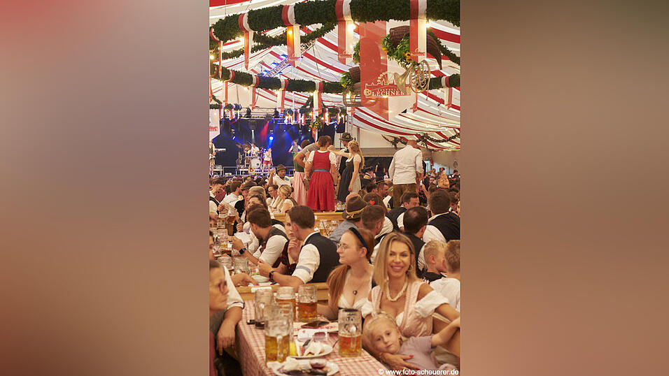 Die Partybilder vom Samstag, 8. August, aus dem Festzelt Lechner. Die Partybilder vom Samstag, 8. August, aus dem Festzelt Lechner.