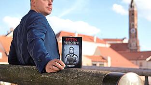 Andreas Drobeck hilft bis heute Notfallsanitätern, die sich in einer Situation befinden, die auch er erlebt hat. Für die „Leichen des Systems“ habe er auch das Buch geschrieben, sagt er. Andreas Drobeck hilft bis heute Notfallsanitätern, die sich in einer Situation befinden, die auch er erlebt hat. Für die „Leichen des Systems“ habe er auch das Buch geschrieben, sagt er.