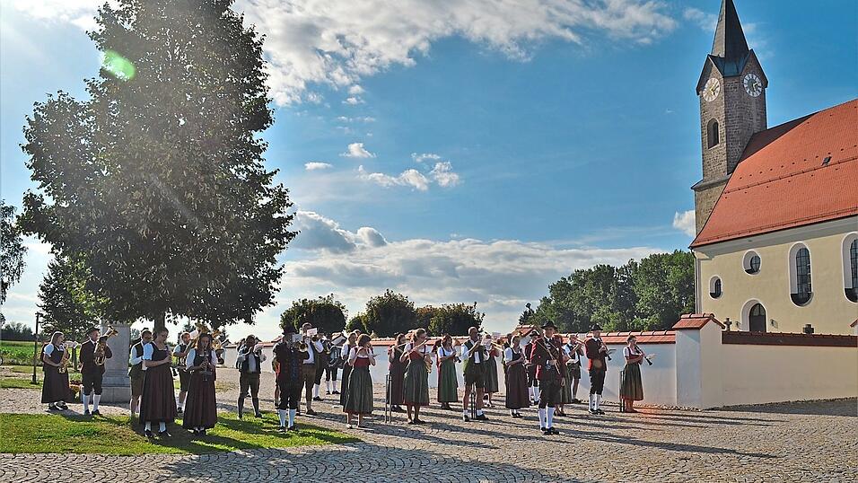 Die beiden Blaskapellen aus St. Martin und Moos spielten gemeinsam auf dem Kirchenvorplatz. Die beiden Blaskapellen aus St. Martin und Moos spielten gemeinsam auf dem Kirchenvorplatz.