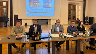 Investor Hans Gietl, Architekt Brunner und Bürgermeister Martin Stoiber stellen das Vorhaben vor. Investor Hans Gietl, Architekt Brunner und Bürgermeister Martin Stoiber stellen das Vorhaben vor.