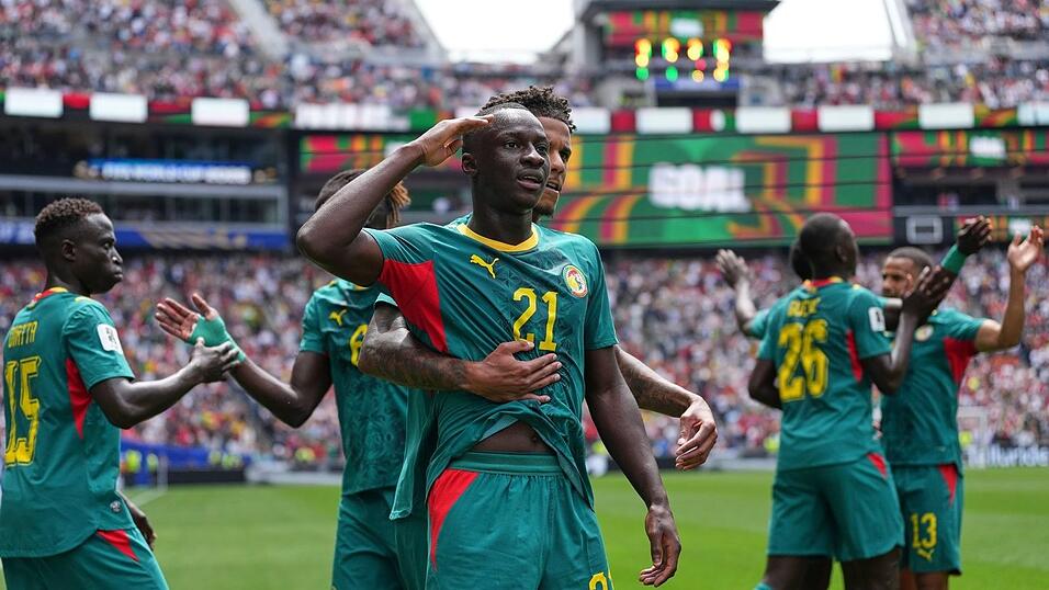 Torschütze Diarra feiert das verdiente Führungstor. Torschütze Diarra feiert das verdiente Führungstor.