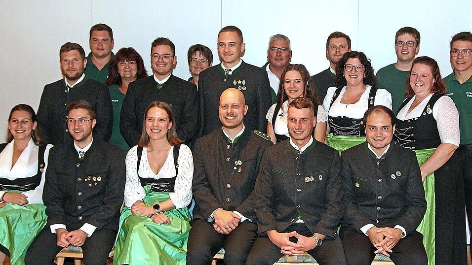 Die neue Vorstandschaft der SG Niederhummel mit Schützenmeister Markus Felsl (vorne 4.v.l.). Die neue Vorstandschaft der SG Niederhummel mit Schützenmeister Markus Felsl (vorne 4.v.l.).