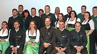 Die neue Vorstandschaft der SG Niederhummel mit Schützenmeister Markus Felsl (vorne 4.v.l.). Die neue Vorstandschaft der SG Niederhummel mit Schützenmeister Markus Felsl (vorne 4.v.l.).