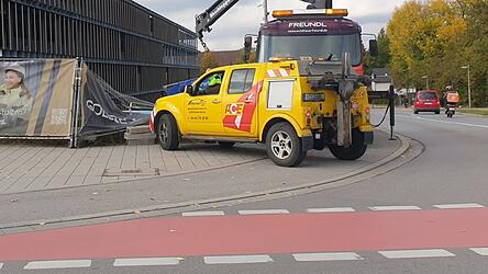 Ein Abschleppdienst kam am Sonntag zum Parkhaus, um das Auto der jungen Frau zu bergen. Ein Abschleppdienst kam am Sonntag zum Parkhaus, um das Auto der jungen Frau zu bergen.