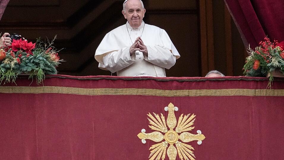 Papst Franziskus schaut in die Menge, bevor er vom Hauptbalkon des Petersdoms aus, den Weihnachtssegen 'Urbi et Orbi' (der Stadt und dem Erdkreis) erteilt.