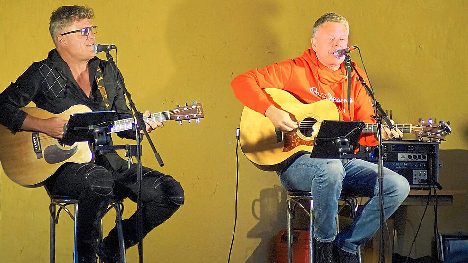 Michael Benker (rechts) und Armin K&ouml;berl spielten als Duo Black Jack am Freitagabend vor rund 200 Besuchern im Biergarten des Gasthauses Rahbauer in Weihb&uuml;chl.