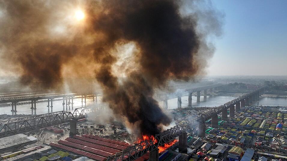 Die Flammen sollen Berichten zufolge mehrere Zelte erfasst haben.