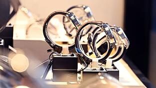 Der Täter bedrohte eine Mitarbeiterin und forderte Bargeld und Schmuck. (Symbolbild) Der Täter bedrohte eine Mitarbeiterin und forderte Bargeld und Schmuck. (Symbolbild)