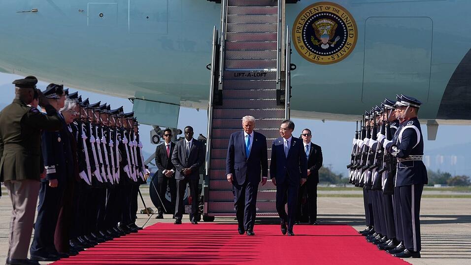 Trump ist in Südkorea angekommen. Morgen trifft er sich mit Xi.