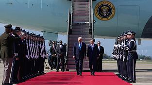 Trump ist in Südkorea angekommen. Morgen trifft er sich mit Xi. Trump ist in Südkorea angekommen. Morgen trifft er sich mit Xi.