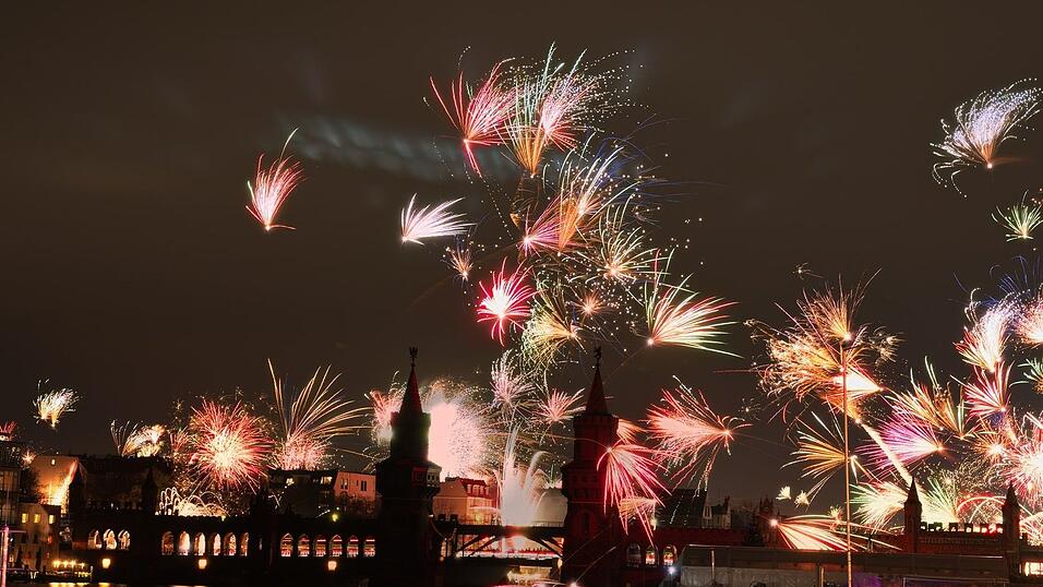 Feuerwerk an Silvester wie hier in Berlin ist beliebt in Deutschland - trotz aller Debatten um Umweltschäden (Archivbild) Feuerwerk an Silvester wie hier in Berlin ist beliebt in Deutschland - trotz aller Debatten um Umweltschäden (Archivbild)
