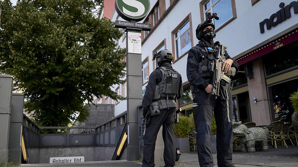 Schwer bewaffnete Spezialkräfte der Berliner Polizei sperren sämtliche Zugänge zu einem S-Bahnhof ab. Schwer bewaffnete Spezialkräfte der Berliner Polizei sperren sämtliche Zugänge zu einem S-Bahnhof ab.