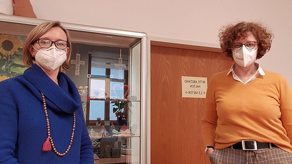 Gerlinde Wufka, Leiterin des Seniorentreffs (rechts), und Kollegin Angelika Kei sind auch in Zeiten von Corona eine große Stütze für Senioren in Landshut. Neben einem individuellen Einkaufsservice bieten Kai und Wufka auch telefonische Unterhaltung an. 'Wir wollen den Menschen etwas Positives mitgeben', sagt Wufka. Gerlinde Wufka, Leiterin des Seniorentreffs (rechts), und Kollegin Angelika Kei sind auch in Zeiten von Corona eine große Stütze für Senioren in Landshut. Neben einem individuellen Einkaufsservice bieten Kai und Wufka auch telefonische Unterhaltung an. 'Wir wollen den Menschen etwas Positives mitgeben', sagt Wufka.