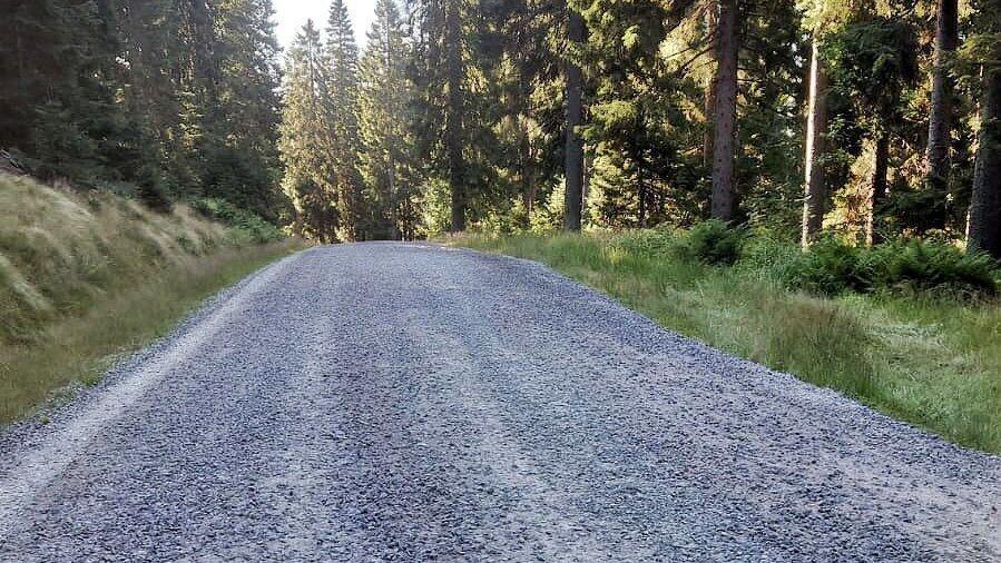 Die Straße zwischen Buchhüttenschachten und Arbergipfel direkt nach dem Schottern. Die Straße zwischen Buchhüttenschachten und Arbergipfel direkt nach dem Schottern.