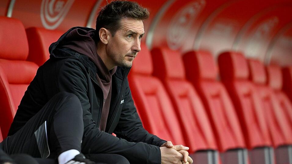 Bleibt erst einam auf der Nürnberger Trainerbank. Miroslav Klose.