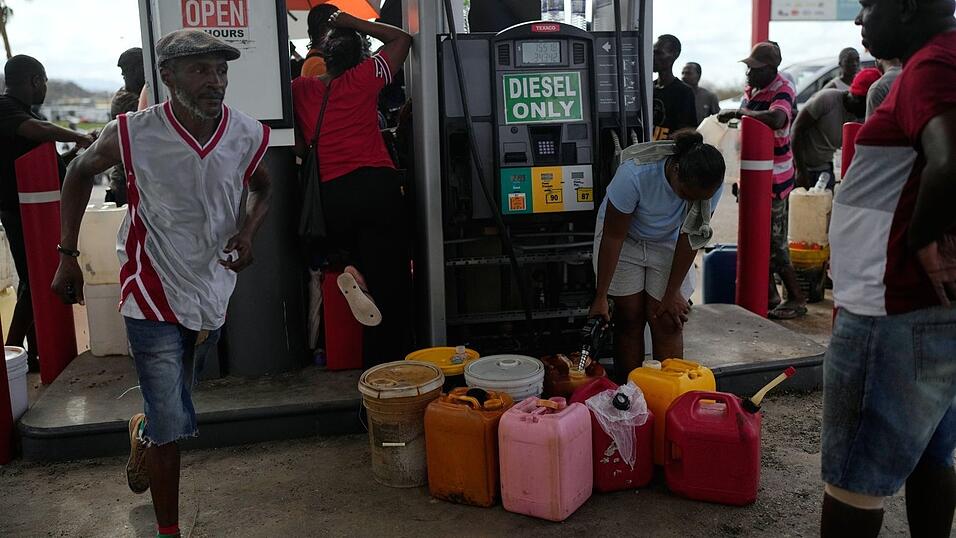 Einige Tankstellen auf Jamaika haben nur noch wenig Kraftstoff. Einige Tankstellen auf Jamaika haben nur noch wenig Kraftstoff.