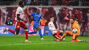 Im Spitzenspiel in Leipzig gab es viele Torszenen.