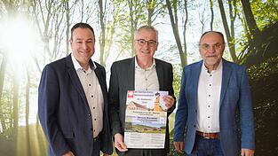 Auf die 39. Ausgabe der Caritas-Seniorenwallfahrt freuen sich die Organisatoren Rolf-Peter Holfleitner, Josef S&uuml;&szlig; und Landrat Werner Bumeder (M).