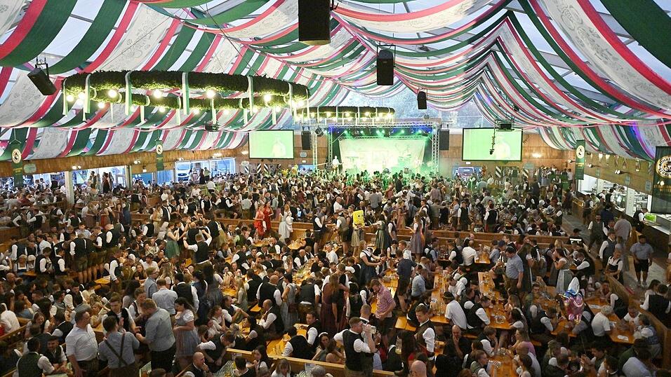 Auch 2024 wird in den sieben Festzelten wieder ausgelassen gefeiert werden – wenn die Maß Bier auch erneut ein wenig mehr kostet. Auch 2024 wird in den sieben Festzelten wieder ausgelassen gefeiert werden – wenn die Maß Bier auch erneut ein wenig mehr kostet.