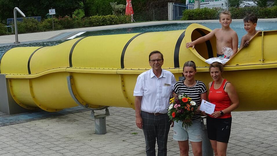 Mama Desiree Schmiedel (vorne, Mitte) übernahm für ihre fünfköpfige Familie mit den Buben Jakob und Michel (auf der Rutsche) den Blumenstrauß und Geschenke der Stadt Viechtach als 30.000 Besucher im Freibad Viechtach. Sie wurden überreicht von Betriebsleiterin Anna Schräml und Bürgermeister Franz Wittmann. Nicht auf dem Foto, aber im Bad dabei waren Ehemann Christian und Tochter Hannah. Mama Desiree Schmiedel (vorne, Mitte) übernahm für ihre fünfköpfige Familie mit den Buben Jakob und Michel (auf der Rutsche) den Blumenstrauß und Geschenke der Stadt Viechtach als 30.000 Besucher im Freibad Viechtach. Sie wurden überreicht von Betriebsleiterin Anna Schräml und Bürgermeister Franz Wittmann. Nicht auf dem Foto, aber im Bad dabei waren Ehemann Christian und Tochter Hannah.