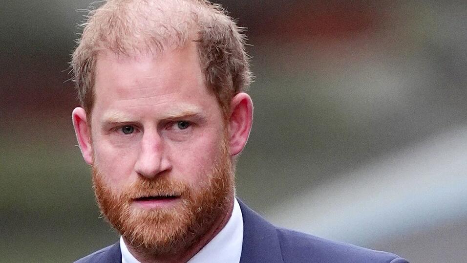 Prinz Harry ist einen Tag fr&uuml;her als erwartet in den Zeugenstand getreten.