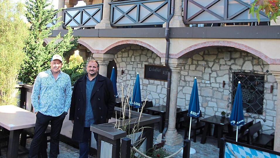 Hausherr und Wirt Sandro Heindl (links) überlässt das Lokal am Eingang zu den Rodinger Regenterrassen künftig Tobia Orlandini. Hausherr und Wirt Sandro Heindl (links) überlässt das Lokal am Eingang zu den Rodinger Regenterrassen künftig Tobia Orlandini.