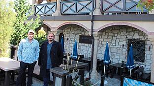 Hausherr und Wirt Sandro Heindl (links) überlässt das Lokal am Eingang zu den Rodinger Regenterrassen künftig Tobia Orlandini. Hausherr und Wirt Sandro Heindl (links) überlässt das Lokal am Eingang zu den Rodinger Regenterrassen künftig Tobia Orlandini.