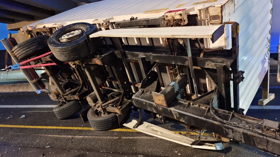 Auf der A3 bei Regensburg ist am Freitagabend ein Lastwagenanhänger umgekippt.