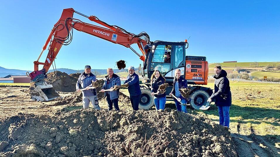 Spatenstich f&uuml;r eine erneute Betriebserweiterung: Thomas Kolbeck, Markus und Ramona Fischer sowie B&uuml;rgermeister Sandro Bauer zusammen mit den Kolbeck-Bau-Mitarbeitern Max Fischer sowie Anton Vogl (von rechts).