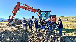 Spatenstich f&uuml;r eine erneute Betriebserweiterung: Thomas Kolbeck, Markus und Ramona Fischer sowie B&uuml;rgermeister Sandro Bauer zusammen mit den Kolbeck-Bau-Mitarbeitern Max Fischer sowie Anton Vogl (von rechts).