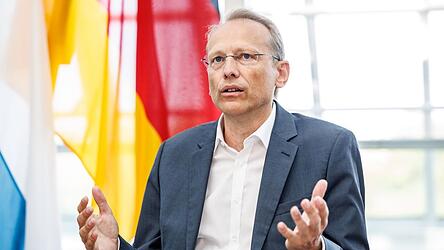 Der bayerische DGB-Chef Bernhard Stiedl sieht Milliardenverluste für Staat und Beschäftigte durch «Tarifflucht». (Archivbild)