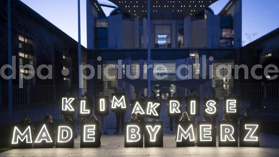 Mitglieder der Fridays-For-Future-Bewegung demonstrieren am Donnerstag vor dem Bundeskanzleramt.