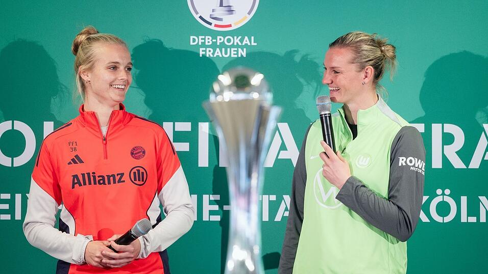 Pressekonferenz vor Pokalfinale: Ersatztorh&uuml;terin Anna Klink (l.) vom FC Bayern und Wolfsburgs Star Alexandra Popp.